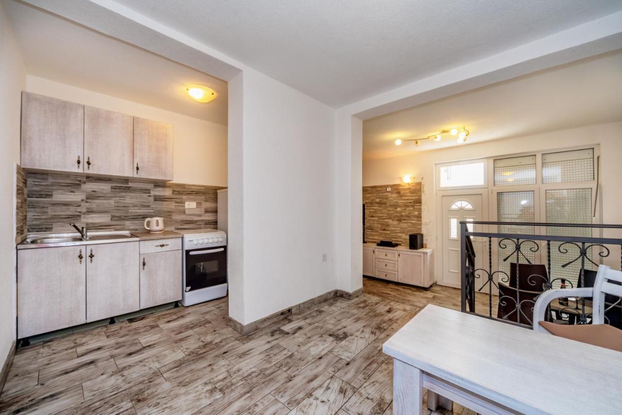 Apartmani Lira Sutomore Zewnętrze zdjęcie